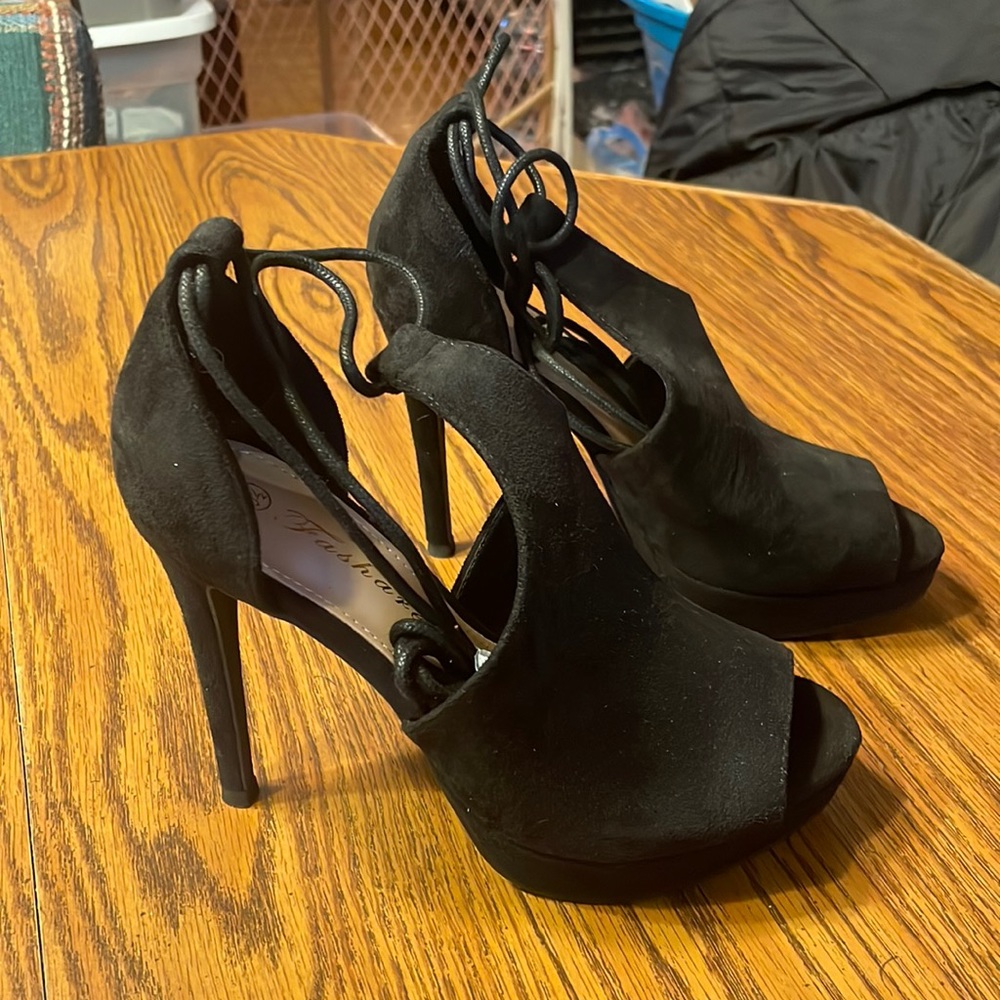 Gash are women’s peep toe, tie lace up, platform high heel. Size 5 1/2.